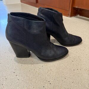 Cole Hann Womens Leather Block Heels Ankle Chunky Boots Navy Leather size 8.5